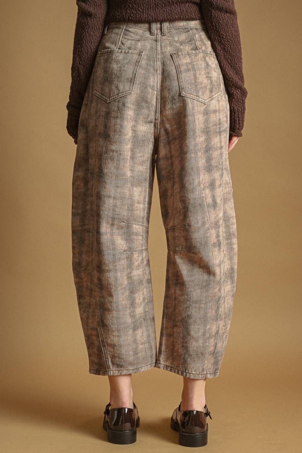 P7307   PLAID PRINTED MULTI COLOR BARREL PANTS: BROWN / L