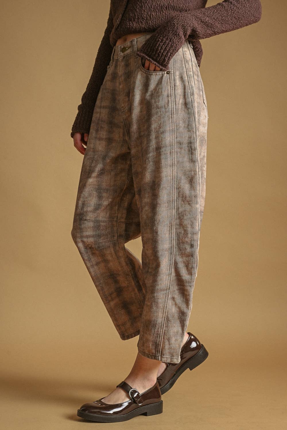 P7307   PLAID PRINTED MULTI COLOR BARREL PANTS: BROWN / L