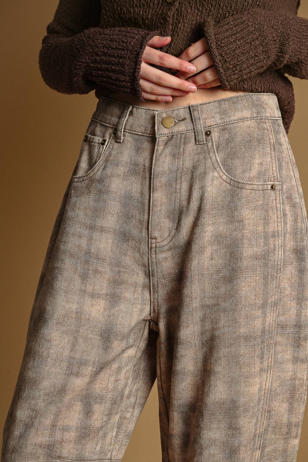 P7307   PLAID PRINTED MULTI COLOR BARREL PANTS: BROWN / L