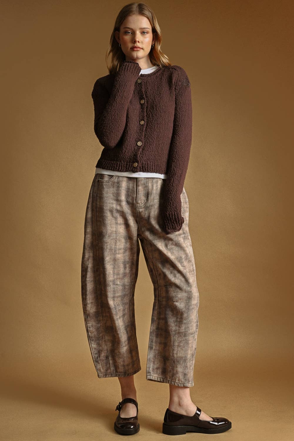 P7307   PLAID PRINTED MULTI COLOR BARREL PANTS: BROWN / L