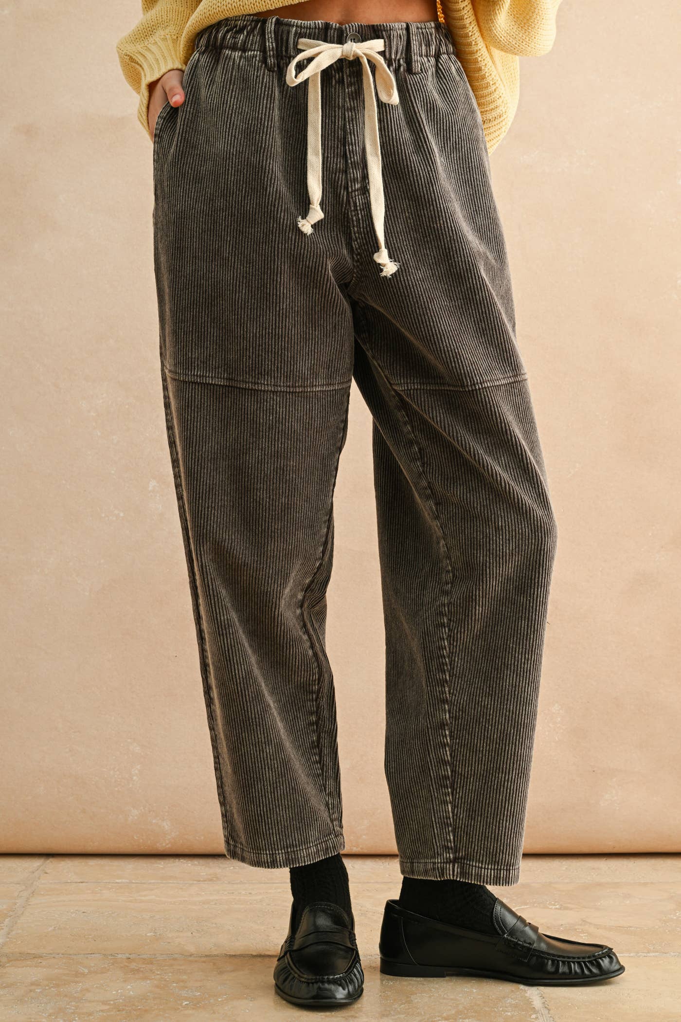 P5602   WASHED EFFECT CORDUROY PANTS: Brown / L