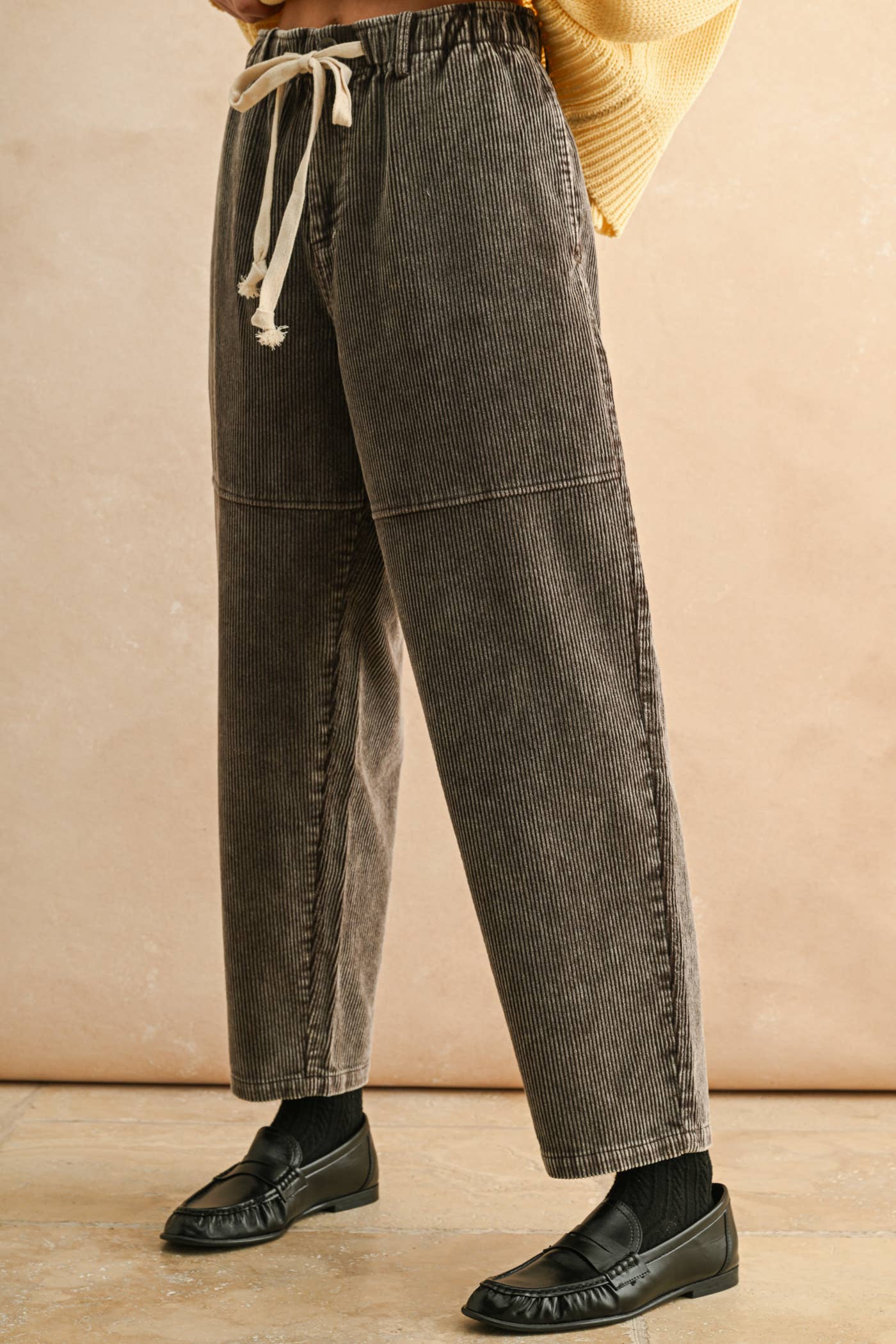P5602   WASHED EFFECT CORDUROY PANTS: Brown / L